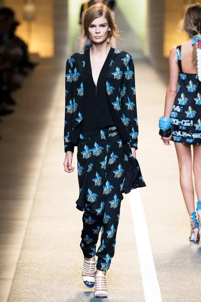 Look 3